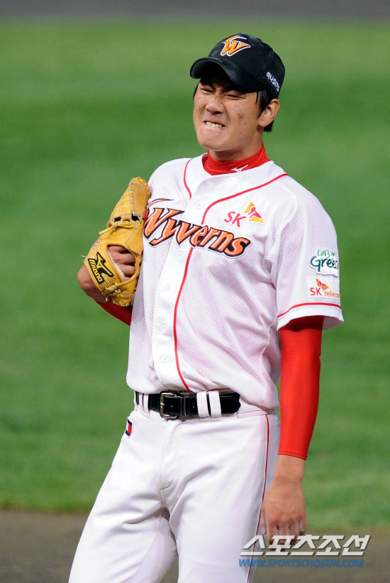 
	15�� ��õ ���б��忡�� ���� SK�� �Ｚ�� �ѱ��ø��� 1�������� SK ���� �豤���� 5ȸ 2�� 2,3�翡�� ������ ������ ���ְ� ���ο� �ϰ� �ִ�.

��õ=������ ����rainmaker@sportschosun.com


