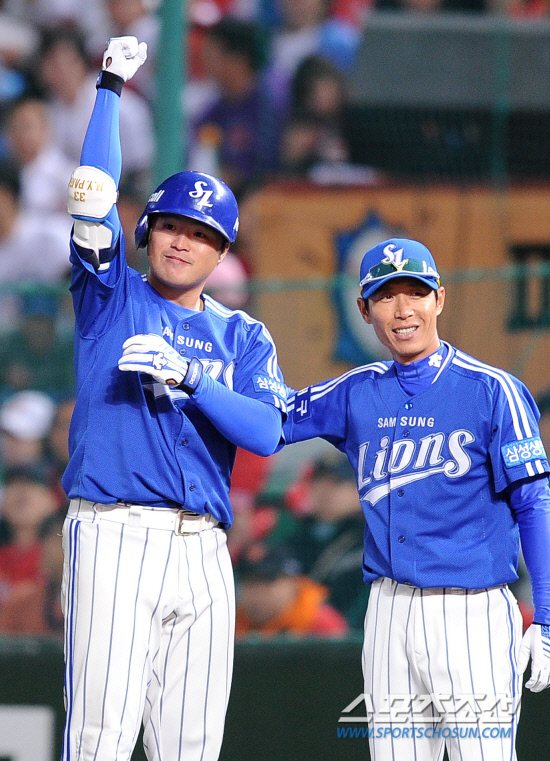 
	2010.10.15/

�Ｚ �����̰� 15�� ��õ���� ������ ���ξ߱� �ѱ��ø��� 1���� �Ｚ-SK ��� 5ȸ�� 2�� 3�翡�� SK �豤���� ���� ���� 1Ÿ�� ����Ÿ�� ġ�� 1�翡�� �ָ��� ���̰� �ִ�.  

����=������ ���� songs@sportschosun.com


