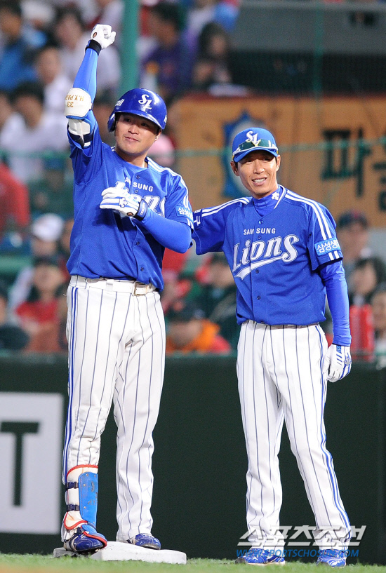 
	2010.10.15/

�Ｚ �����̰� 15�� ��õ���� ������ ���ξ߱� �ѱ��ø��� 1���� �Ｚ-SK ��� 5ȸ�� 2�� 3�翡�� SK �豤���� ���� ���� 1Ÿ�� ����Ÿ�� ġ�� 1�翡�� �ָ��� ���̰� �ִ�.  

����=������ ���� songs@sportschosun.com


