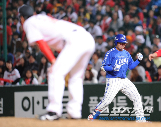 
	2010.10.15/

�Ｚ �����̰� 15�� ��õ���� ������ ���ξ߱� �ѱ��ø��� 1���� �Ｚ-SK ��� 5ȸ�� 2�� 3�翡�� SK �豤���� ���� ���� 1Ÿ�� ����Ÿ�� ġ�� 1�翡�� �ָ��� ���̰� �ִ�.  

����=������ ���� songs@sportschosun.com


