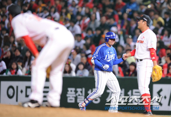 
	2010.10.15/

�Ｚ �����̰� 15�� ��õ���� ������ ���ξ߱� �ѱ��ø��� 1���� �Ｚ-SK ��� 5ȸ�� 2�� 3�翡�� SK �豤���� ���� ���� 1Ÿ�� ����Ÿ�� ġ�� 1�翡�� �ָ��� ���̰� �ִ�.  

����=������ ���� songs@sportschosun.com


