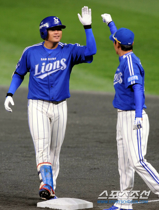 
	15�� ��õ ���б��忡�� ���� SK�� �Ｚ�� �ѱ��ø��� 1���� �Ｚ 5ȸ 2�� 3�翡�� �����̰� ���� ����Ÿ�� ġ�� ����� ��ġ�� �������̺긦 �ϰ� �ִ�.

��õ=������ ����rainmaker@sportschosun.com


