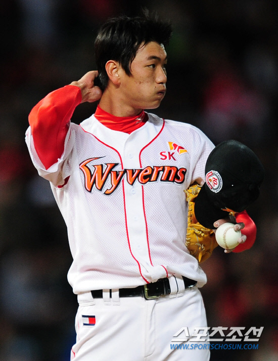 
	2010,10,15

KS1 ���� SK-�Ｚ

15�� ��õ ���б��忡�� ������ SK�� �Ｚ�� �ѱ��ø��� 1�������� SK �������� �豤���� 5ȸ�� �Ｚ �����̿��� ���� ��Ÿ�� �°� �����ڽ��ϰ� �ִ�. �豤���� �̾� ������ �������� ������� ���Ǵ��ߴ�.

��õ=������ ���� basser@sportschosun.com


