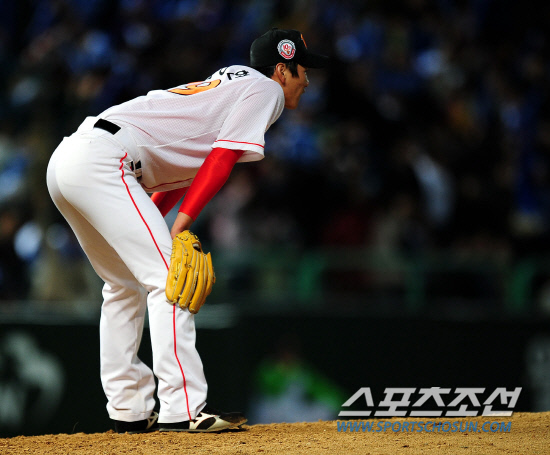 
	2010,10,15

KS1 ���� SK-�Ｚ

15�� ��õ ���б��忡�� ������ SK�� �Ｚ�� �ѱ��ø��� 1�������� SK �������� �豤���� 5ȸ�� �Ｚ �����̿��� ���� ��Ÿ�� �°� �����ڽ��ϰ� �ִ�. �豤���� �̾� ������ �������� ������� ���Ǵ��ߴ�.

��õ=������ ���� basser@sportschosun.com


