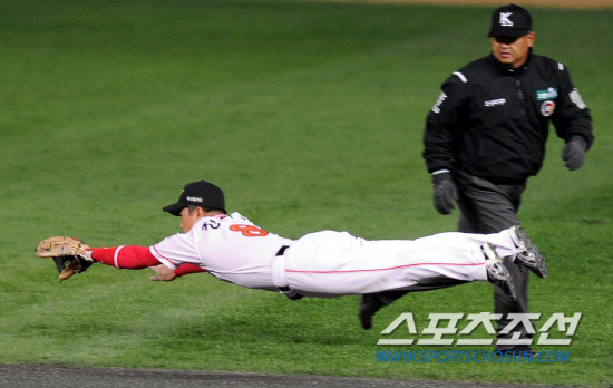 
	15�� ��õ ���б��忡�� ���� SK�� �Ｚ�� �ѱ��ø��� 1���� �Ｚ 5ȸ 2�� 3�翡�� SK 2��� ���ٿ찡 �������� Ÿ���� ������ ���̺�ĳġ�� �õ� ������ ���� ���� ���� ������ ����ϰ� �ִ�.

��õ=������ ����rainmaker@sportschosun.com


