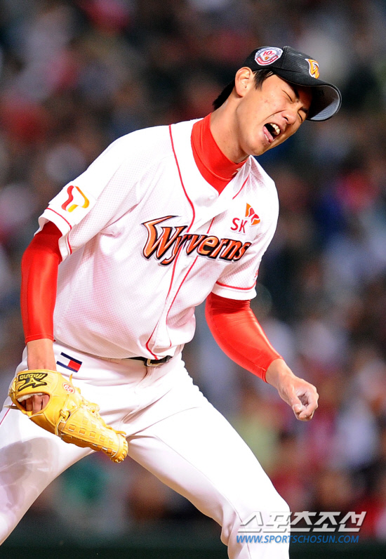 
	2010.10.15/

SK �豤���� 15�� ��õ���� ������ ���ξ߱� �ѱ��ø��� 1���� �Ｚ-SK ��� 5ȸ�� �����̸� ���� ������ ������ �ִ�. ���ο��ϴ� �豤���� �ڷ��ϰ� 3������ �Ÿ�ö�� �����ϰ� �ִ�.  

����=������ ���� songs@sportschosun.com


