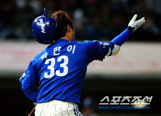 
	2010,10,15

KS1 ���� SK-�Ｚ

15�� ��õ ���б��忡�� ������ SK�� �Ｚ�� �ѱ��ø��� 1����, SK ���� �豤���� 5ȸ�� 2�� 2,3�翡�� ������ ���� ���� ������.  Ÿ���� �� �����̰� 3������ �Ÿ�ö���� Ȩ���� ������� ������ �ϰ� �ִ�..

��õ=������ ���� basser@sportschosun.com


