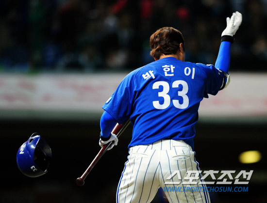 
	2010,10,15

KS1 ���� SK-�Ｚ

15�� ��õ ���б��忡�� ������ SK�� �Ｚ�� �ѱ��ø��� 1����, SK ���� �豤���� 5ȸ�� 2�� 2,3�翡�� ������ ���� ���� ������.  Ÿ���� �� �����̰� 3������ �Ÿ�ö���� Ȩ���� ������� ������ �ϰ� �ִ�..

��õ=������ ���� basser@sportschosun.com


