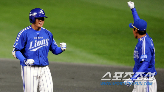 
	15�� ��õ ���б��忡�� ���� SK�� �Ｚ�� �ѱ��ø��� 1���� �Ｚ 5ȸ 2�� 3�翡�� �����̰� ���� ����Ÿ�� ġ�� �ָ��� �Ҳ� ��� �����ϰ� �ִ�.

��õ=������ ����rainmaker@sportschosun.com


