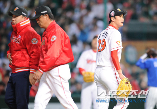 
	2010.10.15/

SK �豤���� 15�� ��õ���� ������ ���ξ߱� �ѱ��ø��� 1���� �Ｚ-SK ��� 5ȸ�� ���۽��� ������ ������ ���̸� 3���� �ϸ� ���Ǵ��ϰ� �ִ�.

����=������ ���� songs@sportschosun.com


