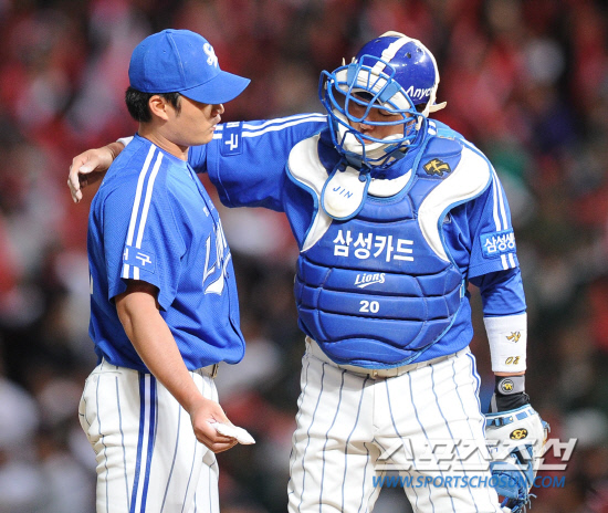 
	2010.10.15/

�Ｚ ����ȯ�� 15�� ��õ���� ������ ���ξ߱� �ѱ��ø��� 1���� �Ｚ-SK ��� 5ȸ 2�� ���翡�� �������� ������ ������ ��ȭ�� ������ �ִ�.

����=������ ���� songs@sportschosun.com


