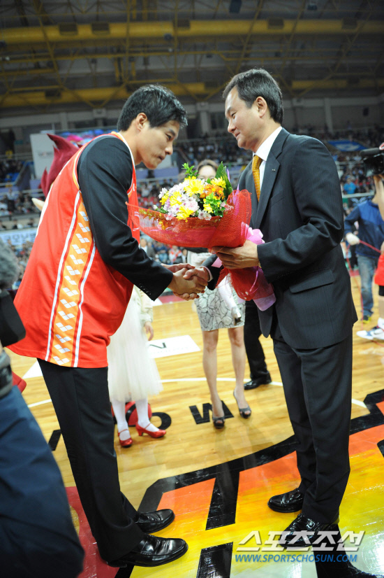 
	����������2010.10.15.

 15�� ��� ��õü�������� ������ '��� ���-�Ⱦ��λ����'��⿡ �ռ� ����� ������ ����Ŀ��� �������� ������ ������ ���� �ɴٹ��� �ް� �ִ�.

���=������ ���� young@sportschosun.com


