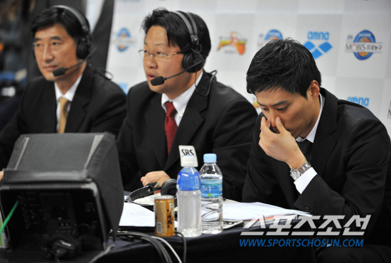 
	����������2010.10.15.

15�� ��� ��õü�������� ������ '��� ���-�Ⱦ� �λ����'��⿡�� SBS���ؼ��������� ���˵� �������� ������� �յΰ� ������ ǥ���� ���� �ִ�.

���=������ ���� young@sportschosun.com


