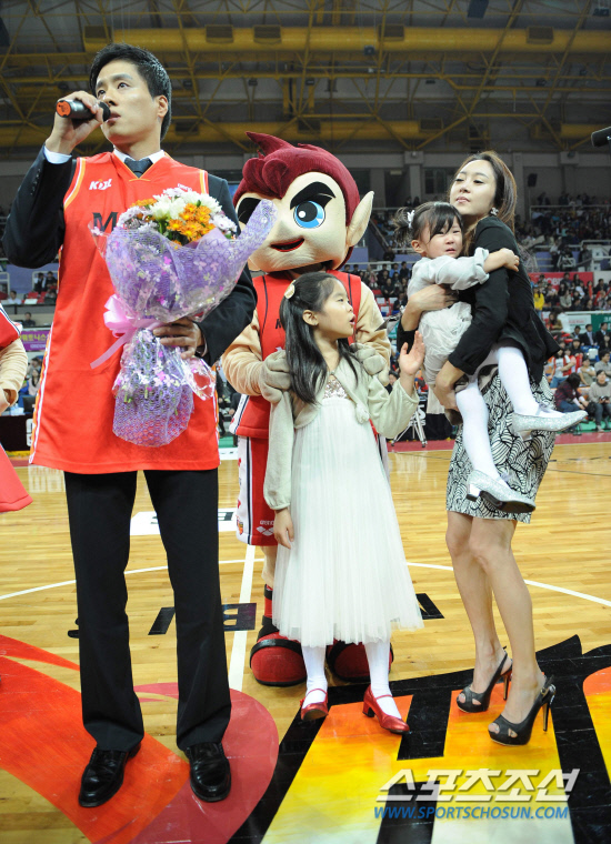 
	����������2010.10.15.

 15�� ��� ��õü�������� ������ '��� ���-�Ⱦ��λ����'��⿡ �ռ� ������ ����Ŀ��� �������� �Ƴ� �̱������� �� ���� �������� ���Ѻ��� ��� ����縦 �ϰ� �ִ�.

���=������ ���� young@sportschosun.com


