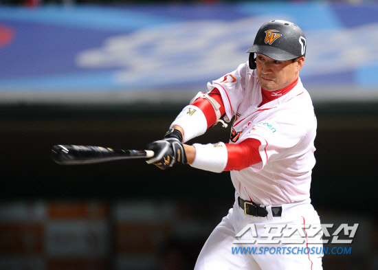 
	2010.10.15/

SK �������� 15�� ��õ���� ������ ���ξ߱� �ѱ��ø��� 1���� �Ｚ-SK ��� 5ȸ 2�� ���翡�� 2Ÿ�� ����Ÿ�� ������ �ִ�.

����=������ ���� songs@sportschosun.com


