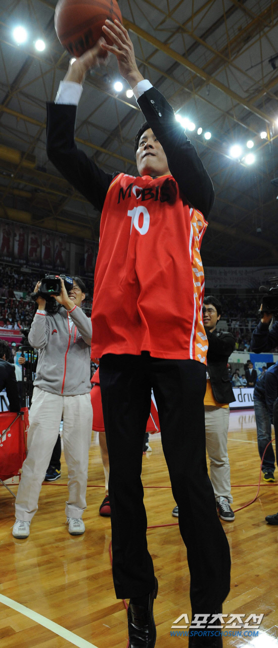 
	����������2010.10.15.

 15�� ��� ��õü�������� ������ '��� ���-�Ⱦ��λ����'��⿡ �ռ� ������ ����Ŀ��� �������� ����������� �ϸ� ������ 3������ ������ �ִ�.

���=������ ���� young@sportschosun.com


