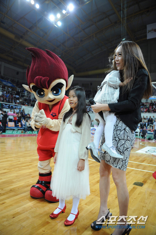 
	����������2010.10.15.

 15�� ��� ��õü�������� ������ '��� ���-�Ⱦ� �λ����'��⿡ �ռ� ������ ����Ŀ��� �������� �Ƴ� �̱������� ���Ѻ��� ��� ū�� ��������   '�ƺ� ��������'�� ��â�ϰ� �ִ�.

���=������ ���� young@sportschosun.com


