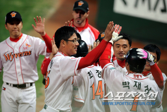 
	15�� ��õ ���б��忡�� ���� SK�� �Ｚ�� �ѱ��ø��� 1���� SK 5ȸ�� 2�� ���翡�� �������� ����Ÿ�� ������ �ø� ������ ������� ������ �������̺긦 �ϰ� �ִ�.

��õ=������ ����rainmaker@sportschosun.com


