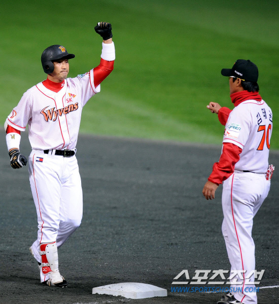 
	15�� ��õ ���б��忡�� ���� SK�� �Ｚ�� �ѱ��ø��� 1���� SK 5ȸ�� 2�� 2,3�翡�� �������� 2Ÿ�� ����Ÿ�� ġ�� �ָ��� �Ҳ� ��� �ִ�.

��õ=������ ����rainmaker@sportschosun.com


