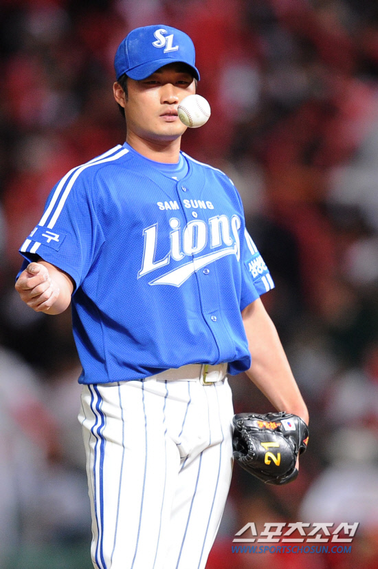 
	2010.10.15/

�Ｚ ����ȯ�� 15�� ��õ���� ������ ���ξ߱� �ѱ��ø��� 1���� �Ｚ-SK ��� 5ȸ 2�� ���翡�� SK ���������� ����Ÿ�� ���ָ� ������ ����ϰ� �ִ�. ���������� ���� �ٶ󺸰� �ִ� ����ȯ.

����=������ ���� songs@sportschosun.com


