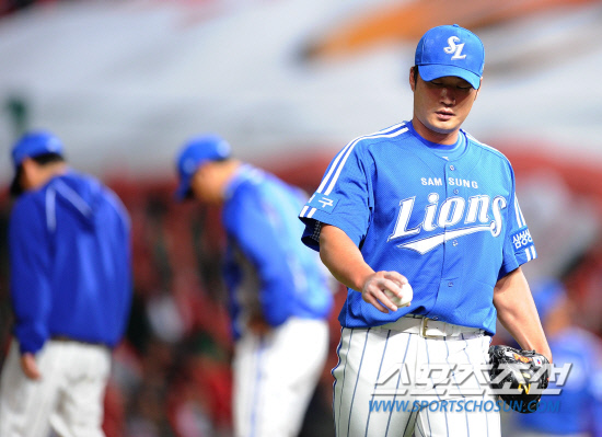 
	2010.10.15/

�Ｚ ����ȯ�� 15�� ��õ���� ������ ���ξ߱� �ѱ��ø��� 1���� �Ｚ-SK ��� 5ȸ 2�� ���翡�� SK ���������� ����Ÿ�� ���ָ� ������ ����ϰ� �ִ�. 

����=������ ���� songs@sportschosun.com


