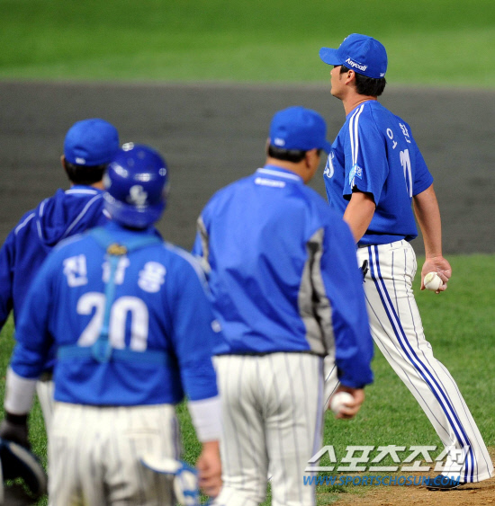 
	15�� ��õ ���б��忡�� ���� SK�� �Ｚ�� �ѱ��ø��� 1�������� �Ｚ ����ȯ�� 5ȸ �������� ���� �о�� 4���� ��Ÿ�� ���ְ� ������ ��� �� �� ����带 �������� �ִ�.

��õ=������ ����rainmaker@sportschosun.com


