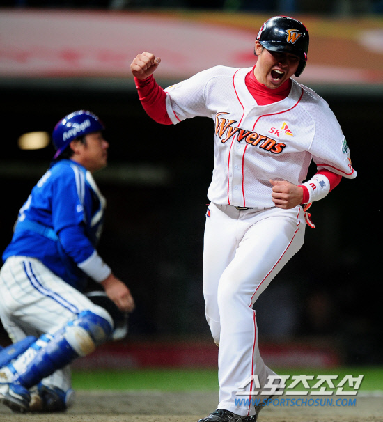 
	2010,10,15

KS1 ���� SK-�Ｚ

SK �������� ���� ���带 ���ѳ´�.

15�� ��õ ���б��忡�� ������ SK�� �Ｚ�� �ѱ��ø��� 1�������� �������� 5ȸ�� 2�� ������ ��ȸ�� ��ġ�� �ʰ� 2Ÿ�� ����Ÿ�� �Ͷ߷ȴ�.

2������ ������ Ȩ���� �������� �� ȯȣ�ϰ� �ִ�.

��õ=������ ���� basser@sportschosun.com


