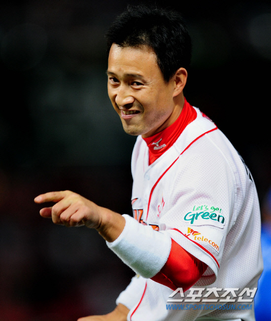 
	2010,10,15

KS1 ���� SK-�Ｚ

SK �������� ���� ���带 ���ѳ´�.

15�� ��õ ���б��忡�� ������ SK�� �Ｚ�� �ѱ��ø��� 1�������� �������� 5ȸ�� 2�� ������ ��ȸ�� ��ġ�� �ʰ� 2Ÿ�� ����Ÿ�� �Ͷ߷ȴ�.

1�翡�� ������� ���� �հ����� ���� ���̰� �ִ� ������.

��õ=������ ���� basser@sportschosun.com


