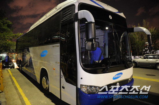 
	2010.10.15/

�Ｚ �������� 15�� ��õ���� ������ ���ξ߱� �ѱ��ø��� 1���� �Ｚ-SK ��⿡�� ���ƿ��� ���� ���ϰ� ���� �������� ��⸦ �����ϰ� �ִ�.

����=������ ���� songs@sportschosun.com


