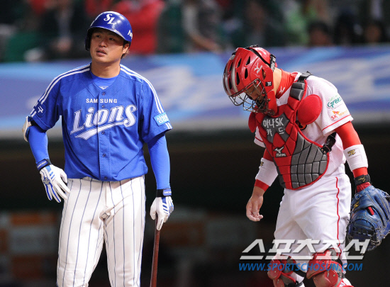 
	2010.10.15/

�Ｚ �����̰� 15�� ��õ���� ������ ���ξ߱� �ѱ��ø��� 1���� �Ｚ-SK ��� 7ȸ�� 1�翡�� SK ��������� ���ٵ� ������ ���ϰ� �ִ�. ������ ����ѵ� �ѵ��� Ÿ���� ������ ���ϴ� ������.

����=������ ���� songs@sportschosun.com


