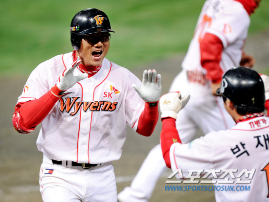 
	15�� ��õ ���б��忡�� ���� SK�� �Ｚ�� �ѱ��ø��� 1���� SK 6ȸ ���ݿ��� �������� ���� Ȩ���� ġ�� Ȩ���� ��ٸ��� ������ �������̺긦 �ϰ� �ִ�.

��õ=������ ����rainmaker@sportschosun.com


