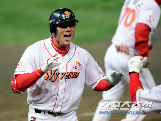 
	15�� ��õ ���б��忡�� ���� SK�� �Ｚ�� �ѱ��ø��� 1���� SK 6ȸ ���ݿ��� �������� ���� Ȩ���� ġ�� ȯȣ�ϰ� �ִ�.

��õ=������ ����rainmaker@sportschosun.com


