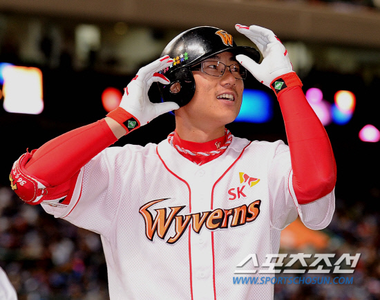 
	2010,10,15

KS1 ���� SK-�Ｚ

�����ΰ� SK �������� ���� �������� �Ͷ߷ȴ�.

15�� ��õ ���б��忡�� ������ SK�� �Ｚ�� �ѱ��ø��� 1�������� �������� 6ȸ�� 1�� 2���� ��ȸ�� ��ġ�� �ʰ� 2�� Ȩ���� �ƴ�. ���� �� Ȱ¦ ���� ���̴� ������.

��õ=������ ���� basser@sportschosun.com


