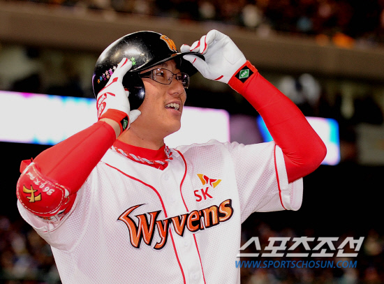 
	2010,10,15

KS1 ���� SK-�Ｚ

�����ΰ� SK �������� ���� �������� �Ͷ߷ȴ�.

15�� ��õ ���б��忡�� ������ SK�� �Ｚ�� �ѱ��ø��� 1�������� �������� 6ȸ�� 1�� 2���� ��ȸ�� ��ġ�� �ʰ� 2�� Ȩ���� �ƴ�. ���� �� Ȱ¦ ���� ���̴� ������.

��õ=������ ���� basser@sportschosun.com


