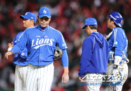 
	2010.10.15/

�Ｚ ������ 15�� ��õ���� ������ ���ξ߱� �ѱ��ø��� 1���� �Ｚ-SK ��� 5ȸ ���� ���� SK ����󿡰� ��Ʈ����Ʈ ������ ����ϰ� �ٷ� �ǿ������� ��ü�ǰ� �ִ�. 

����=������ ���� songs@sportschosun.com


