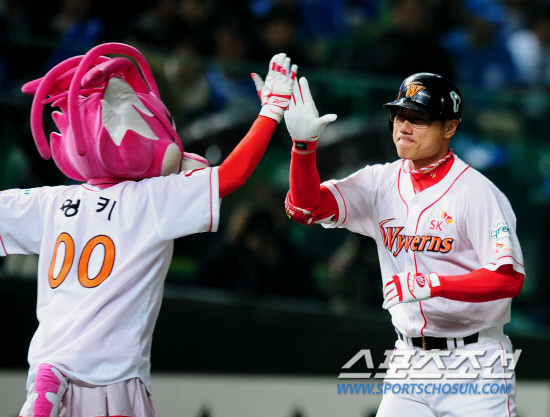 
	2010,10,15

KS1 ���� SK-�Ｚ

�����ΰ� SK �������� ���� �������� �Ͷ߷ȴ�.

15�� ��õ ���б��忡�� ������ SK�� �Ｚ�� �ѱ��ø��� 1�������� �������� 6ȸ�� 1�� 2���� ��ȸ�� ��ġ�� �ʰ� 2�� Ȩ���� �ƴ�. ������Ʈ ��Ű�� �������̺긦 ������ ������.

��õ=������ ���� basser@sportschosun.com


