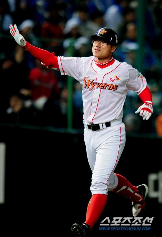 
	2010,10,15

KS1 ���� SK-�Ｚ

�����ΰ� SK �������� ���� �������� �Ͷ߷ȴ�.

15�� ��õ ���б��忡�� ������ SK�� �Ｚ�� �ѱ��ø��� 1�������� �������� 6ȸ�� 1�� 2���� ��ȸ�� ��ġ�� �ʰ� 2�� Ȩ���� �ƴ�. �ҵ��� ���� �������� ���� ������ϸ� �ϴ� ������.

��õ=������ ���� basser@sportschosun.com


