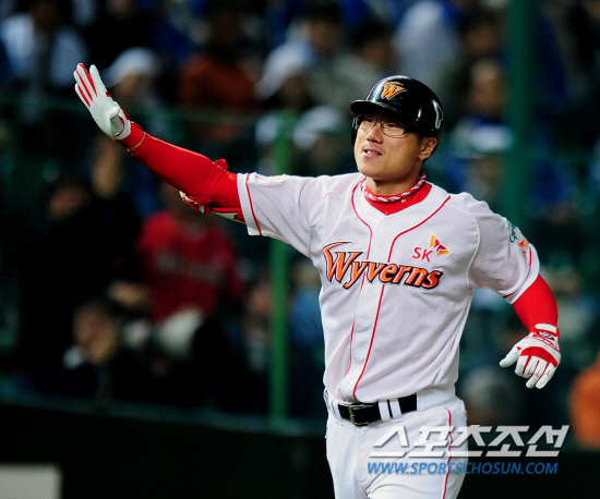 
	2010,10,15

KS1 ���� SK-�Ｚ

�����ΰ� SK �������� ���� �������� �Ͷ߷ȴ�.

15�� ��õ ���б��忡�� ������ SK�� �Ｚ�� �ѱ��ø��� 1�������� �������� 6ȸ�� 1�� 2���� ��ȸ�� ��ġ�� �ʰ� 2�� Ȩ���� �ƴ�. �ҵ��� ���� �������� ���� ������ϸ� �ϴ� ������.

��õ=������ ���� basser@sportschosun.com


