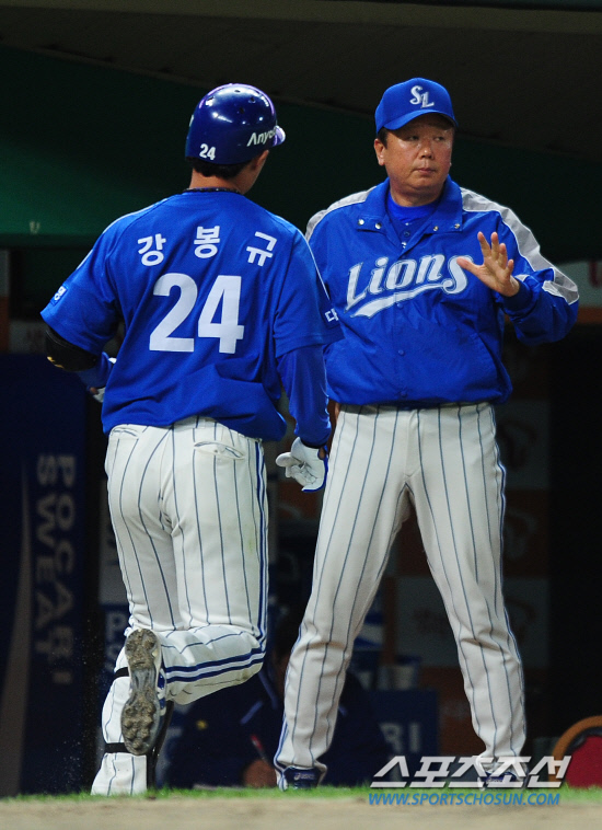 
	2010,10,15

KS1 ���� SK-�Ｚ

�Ｚ �����԰� �߰����� �Ͷ߷ȴ�.

15�� ��õ ���б��忡�� ������ SK�� �Ｚ�� �ѱ��ø��� 1�������� �����Դ� 6ȸ�� �ַ�Ȩ���� �� �߰��� ������ ������ ������ ������ ���ϸ� �޾Ҵ�.

��õ=������ ���� basser@sportschosun.com


