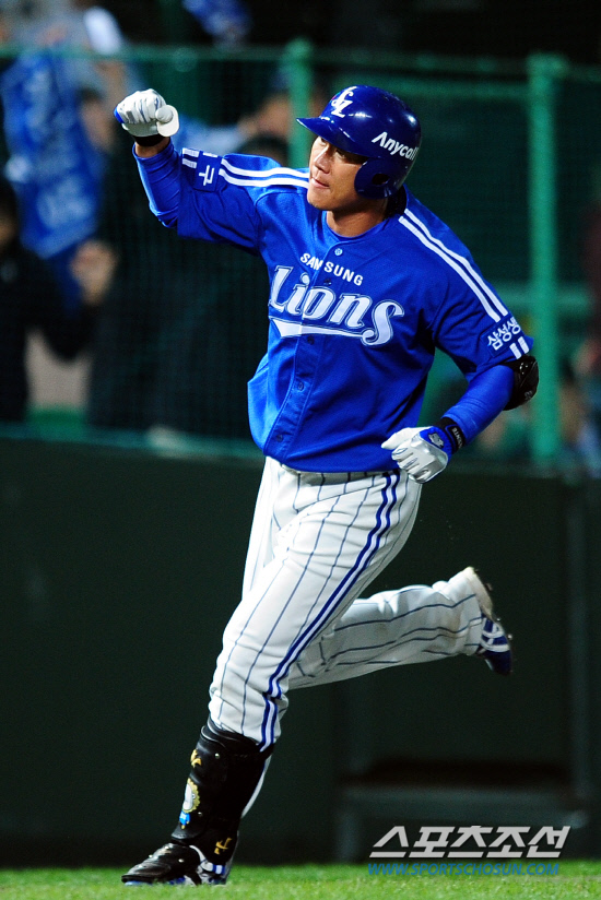 
	2010,10,15

KS1 ���� SK-�Ｚ

�Ｚ �����԰� �߰����� �Ͷ߷ȴ�.

15�� ��õ ���б��忡�� ������ SK�� �Ｚ�� �ѱ��ø��� 1�������� �����Դ� 6ȸ�� �ַ�Ȩ���� �� �߰��� ������ ������ ������ ������ ���ϸ� �޾Ҵ�.

��õ=������ ���� basser@sportschosun.com


