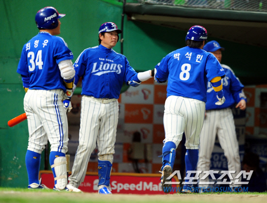 
	2010,10,15

KS1 ���� SK-�Ｚ

�Ｚ �ڼ����� �߰����� �Ͷ߷ȴ�.

15�� ��õ ���б��忡�� ������ SK�� �Ｚ�� �ѱ��ø��� 1�������� 4-9�� �����ִ� 8ȸ�� ����Ÿ�ڷ� ���� 1�� Ȩ���� �ƴ�. �׷��� �����������̳� ������� ũ�� ������ �ִ� ��Ȳ�̶� �⻵�� ���� ������� �ƴϴ�.

��õ=������ ���� basser@sportschosun.com


