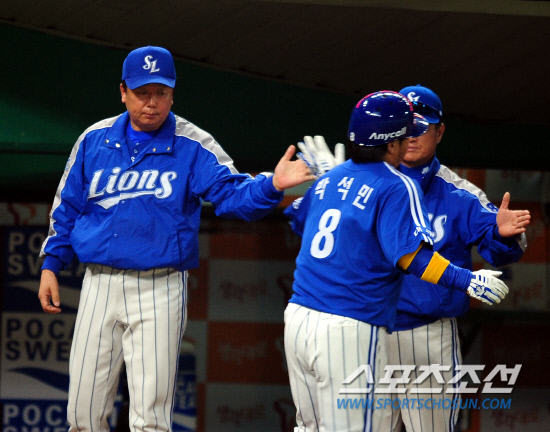 
	2010,10,15

KS1 ���� SK-�Ｚ

�Ｚ �ڼ����� �߰����� �Ͷ߷ȴ�.

15�� ��õ ���б��忡�� ������ SK�� �Ｚ�� �ѱ��ø��� 1�������� 4-9�� �����ִ� 8ȸ�� ����Ÿ�ڷ� ���� 1�� Ȩ���� �ƴ�. �׷��� �����������̳� ������� ũ�� ������ �ִ� ��Ȳ�̶� �⻵�� ���� ������� �ƴϴ�.

��õ=������ ���� basser@sportschosun.com


