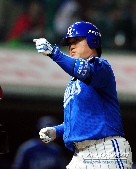 
	2010,10,15

KS1 ���� SK-�Ｚ

�Ｚ �ڼ����� �߰����� �Ͷ߷ȴ�.

15�� ��õ ���б��忡�� ������ SK�� �Ｚ�� �ѱ��ø��� 1�������� 4-9�� �����ִ� 8ȸ�� ����Ÿ�ڷ� ���� 1�� Ȩ���� �ƴ�. �׷��� �����������̳� ������� ũ�� ������ �ִ� ��Ȳ�̶� �⻵�� ���� ������� �ƴϴ�.

��õ=������ ���� basser@sportschosun.com


