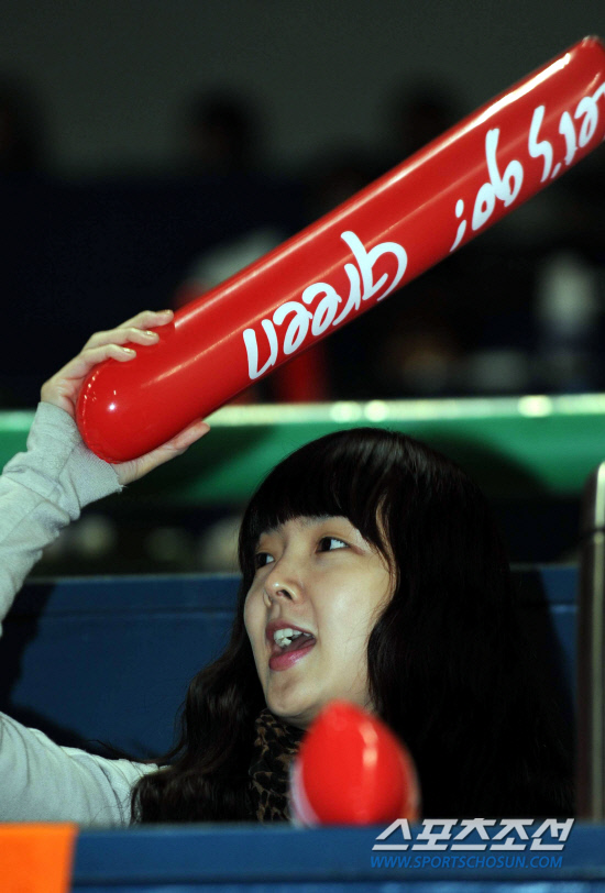 
	15�� ��õ ���б��忡�� ���� SK�� �Ｚ�� �ѱ��ø��� 1���� ��⿡ ������ ������ ���� �����񾾰� ������ �����ϰ� �ִ�. �������� �̳� ��⿡�� ����Ÿ�� ġ�µ� ��Ȱ�� �ߴ�. 

��õ=������ ����rainmaker@sportschosun.com


