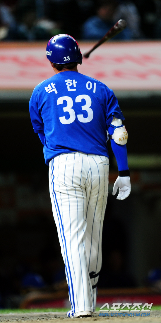 
	2010,10,15

KS1 ���� SK-�Ｚ

�Ｚ �����̰� �� ������ ȭ�� �´�. �����̴� 7ȸ�� ������ �������� ������ �ֽ��� �������� �����ϵ� ��Ʈ�� ���� ������ Ÿ���� ��������.

��õ=������ ���� basser@sportschosun.com


