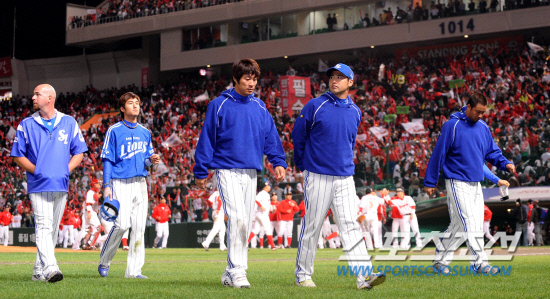 
	2010.10.15/

15�� ��õ���� ������ ���ξ߱� �ѱ��ø��� 1���� �Ｚ-SK ��� 1���� SK���� 9��5�� �й��� �Ｚ �������� ��� ���� �� �׶��带 ������ �ִ�.

����=������ ���� songs@sportschosun.com


