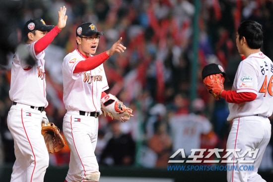 
	2010.10.15/

15�� ��õ���� ������ ���ξ߱� �ѱ��ø��� 1���� �Ｚ-SK ��� 1������ �¸��� �̲� SK �������� ��� ���� �� �������̺긦 ������ �ִ�.

����=������ ���� songs@sportschosun.com


