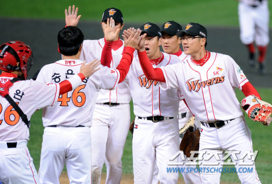 
	15�� ��õ ���б��忡�� ���� SK�� �Ｚ�� �ѱ��ø��� 1���� ��⿡�� 9��5�� �¸��� SK �������� ����忡 �� �¸��� �����ϰ� �ִ�.

��õ=������ ����rainmaker@sportschosun.com


