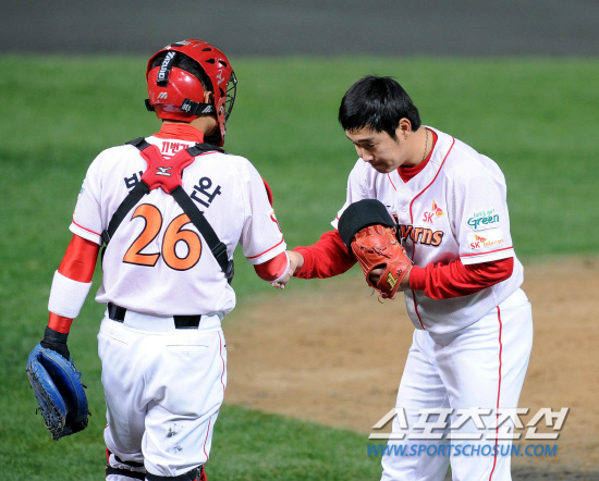 
	15�� ��õ ���б��忡�� ���� SK�� �Ｚ�� �ѱ��ø��� 1���� ��⿡�� 9ȸ ����忡 �ö� �� �¸��� ��Ų �������� ���� �ڰ�Ͽ��� ����ϰ� �λ縦 �ϰ� �ִ�.

��õ=������ ����rainmaker@sportschosun.com


