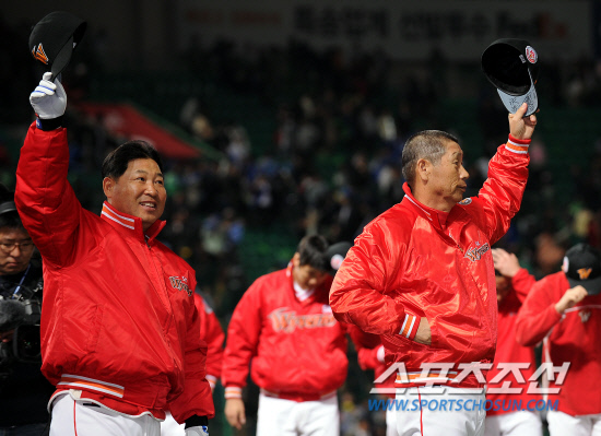 
	2010,10,15

KS1 ���� SK-�Ｚ

KS1 ������ �߽��� �¸��� ������.

15�� ��õ ���б��忡�� ������ SK�� �Ｚ�� �ѱ��ø��� 1�������� SK�� �Ｚ�� 9-5�� �¸��ߴ�. �輺�ٰ����� �¸� �� �̸��� ��ġ�� �ҵ鿡�� �λ縦 �ϰ� �ִ�.

��õ=������ ���� basser@sportschosun.com


